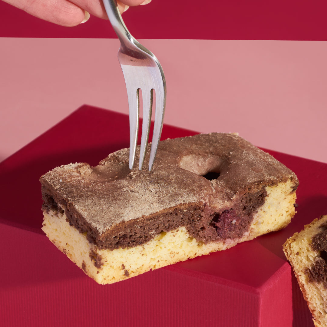 Kuchen ohne Zucker und Mehl Marmor Sauerkirsche von PureCakes Detailaufnahme Gabel sticht in Kuchen