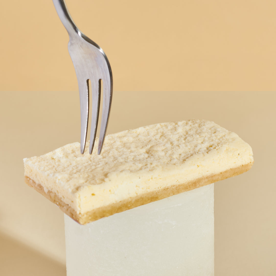 Gabel sticht in Kuchen ohne Zucker und Mehl Salty Cheesecake von PureCakes ein Stück