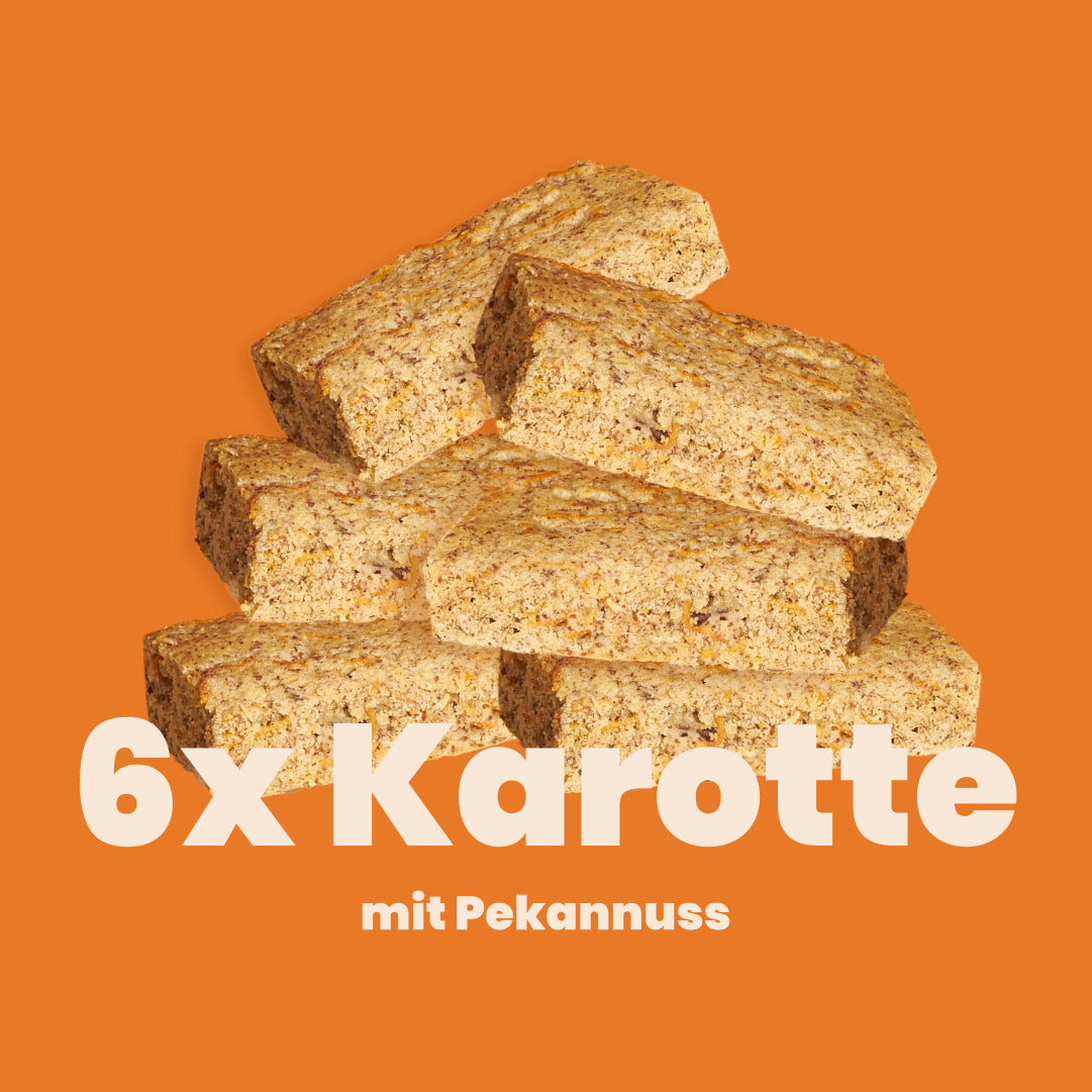 6er-Paket Karotte-Pekannuss Kuchen: sechs Kuchen der Sorte Karotte-Pekannuss gestapelt, darunter steht: 6x Karotte mit Pekannuss – Kuchen ohne Mehl und Zucker