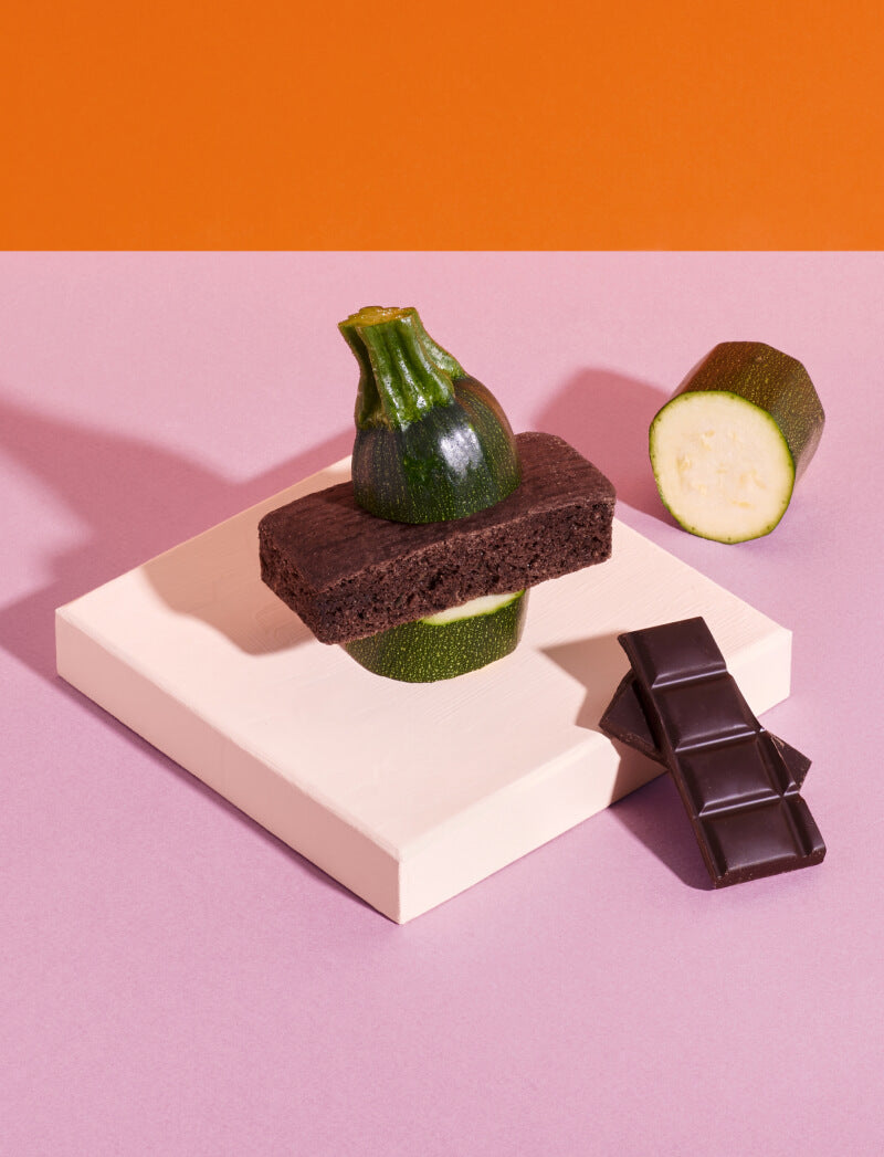 PureCakes Kuchen Schoko-Zucchini im Set aufgebaut mit Zucchini und Schokolade