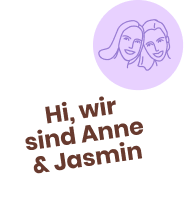 Badge auf dem steht: Hi, wir sind Anne & Jasmin 