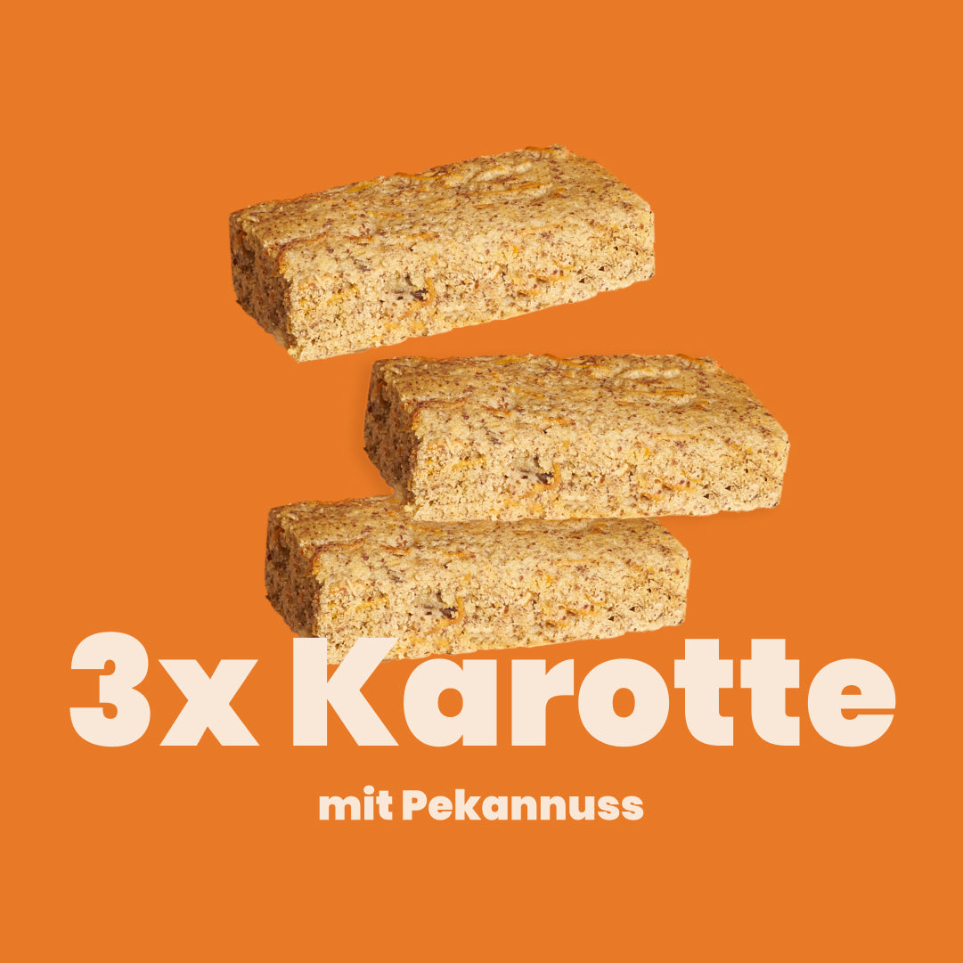 3er-Paket Karotte-Pekannuss Kuchen: drei Kuchen der Sorte Karotte-Pekannuss gestapelt, darunter steht: 3x Karotte mit Pekannuss – Kuchen ohne Mehl und Zucker