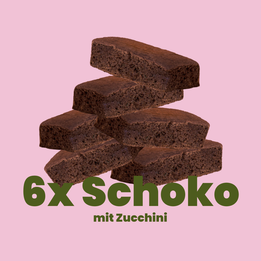 6er-Paket Schoko-Zucchini: sechs Kuchen der Sorte Schoko-Zuccini gestapelt, darunter steht: 6x Schoko mit Zucchini – Kuchen ohne Mehl und Zucker
