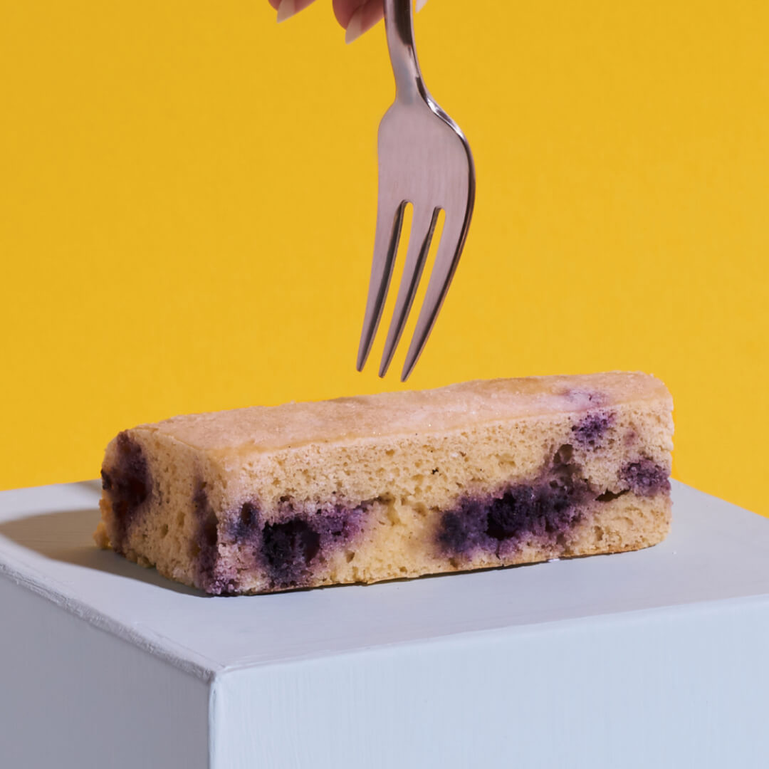 Zitrone-Blaubeere Kuchen Nahaufnahme mit Kuchengabel